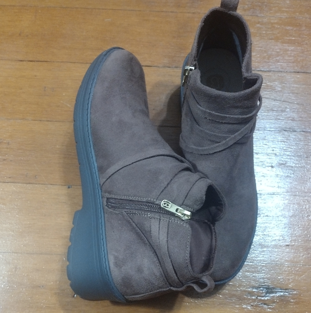 Bzees Women Ankle Boots with Black Sole - Picture 2 of 5